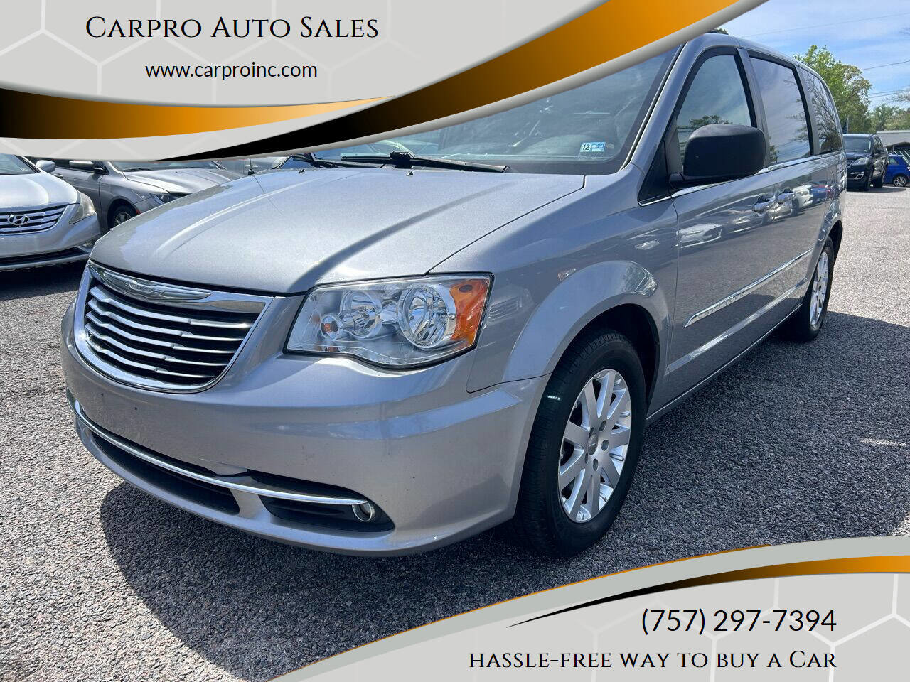 Used 2015 Chrysler Town & Country Touring image 2
