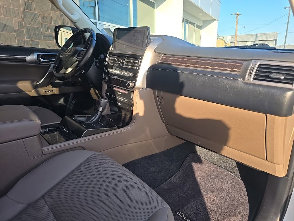 Used 2023 Lexus GX 460 Premium w/ Accessory Package image 35