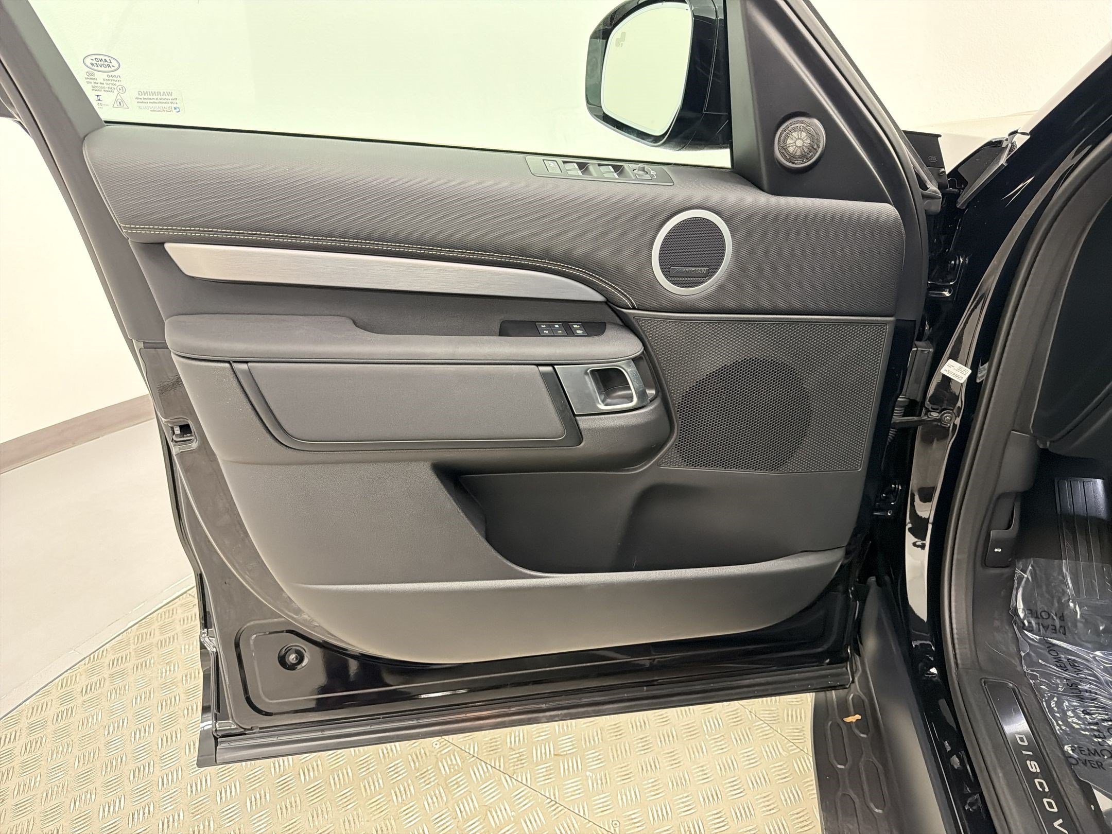 Certified 2025 Land Rover Discovery Dynamic SE AWD/4WD image 19
