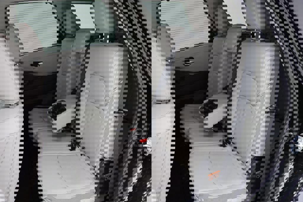 Used 2024 Nissan Pathfinder SL w/ Black Appearance Package image 11