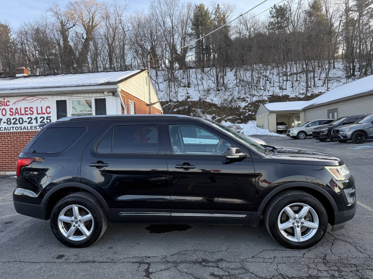 Used 2016 Ford Explorer XLT w/ Equipment Group 202A AWD/4WD image 4