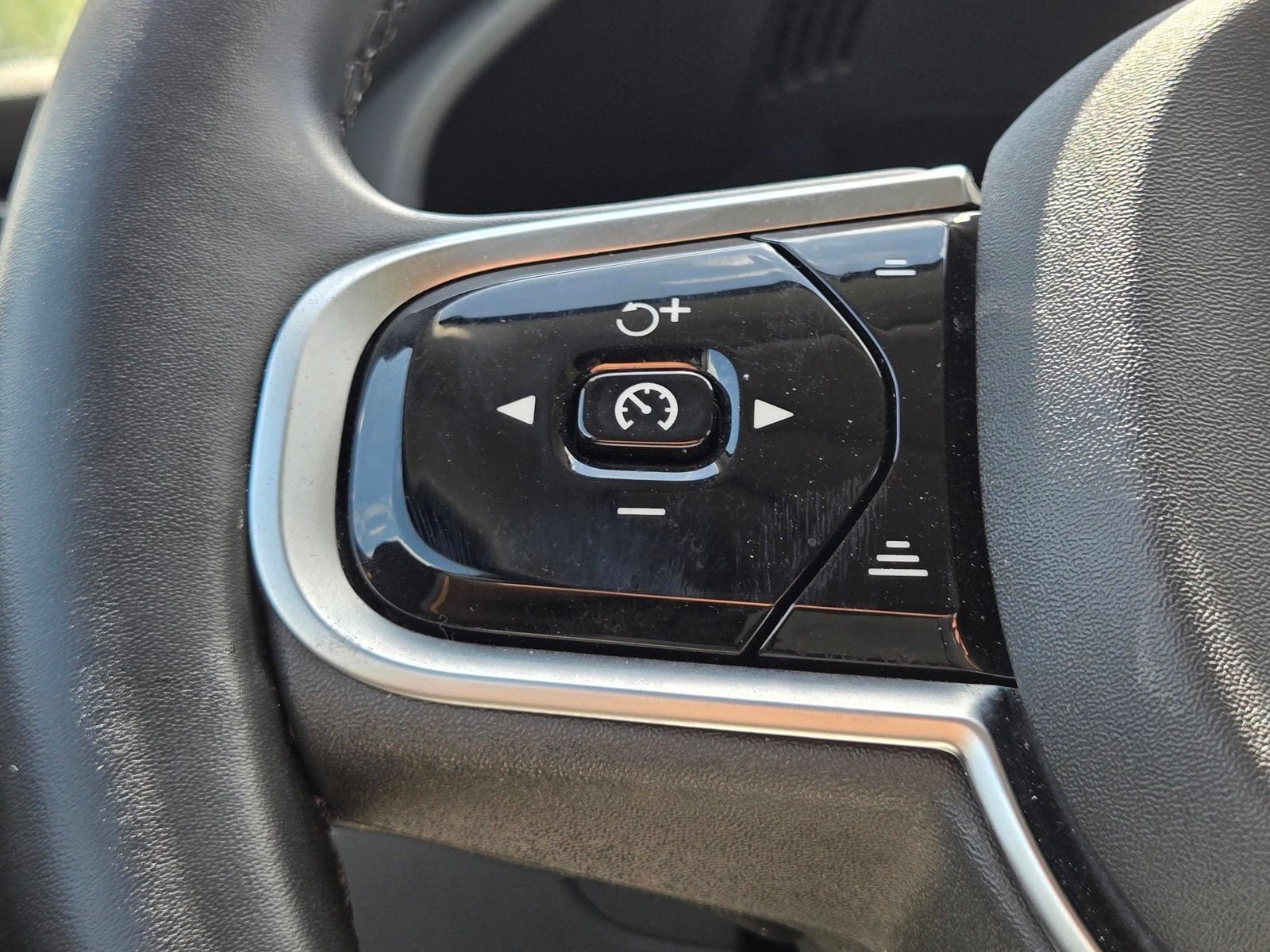Certified 2025 Volvo XC60 B5 Plus AWD/4WD image 31