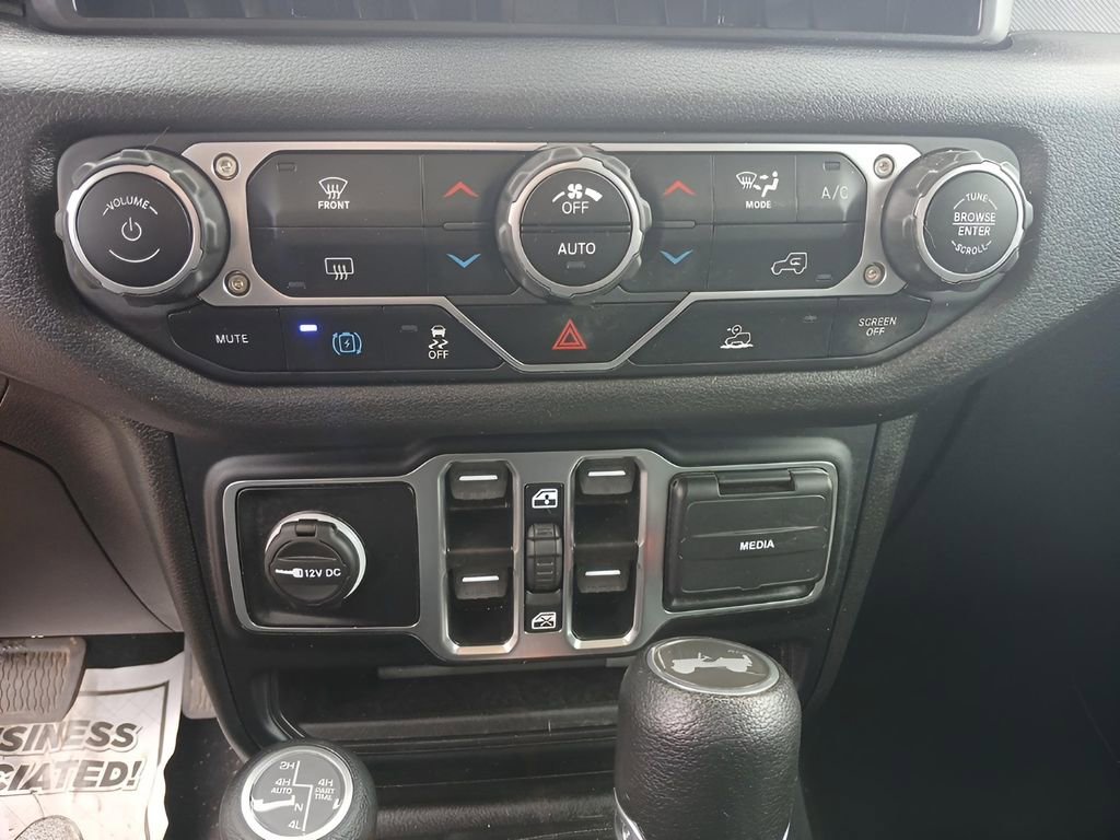 Used 2024 Jeep Wrangler Unlimited AWD/4WD image 16