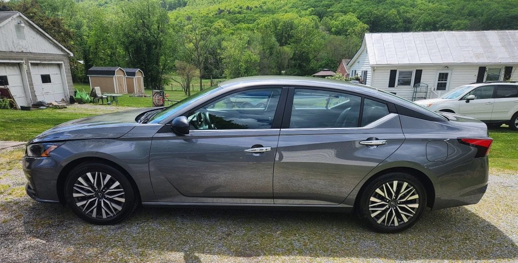 Used 2024 Nissan Altima 2.5 SV FWD image 2