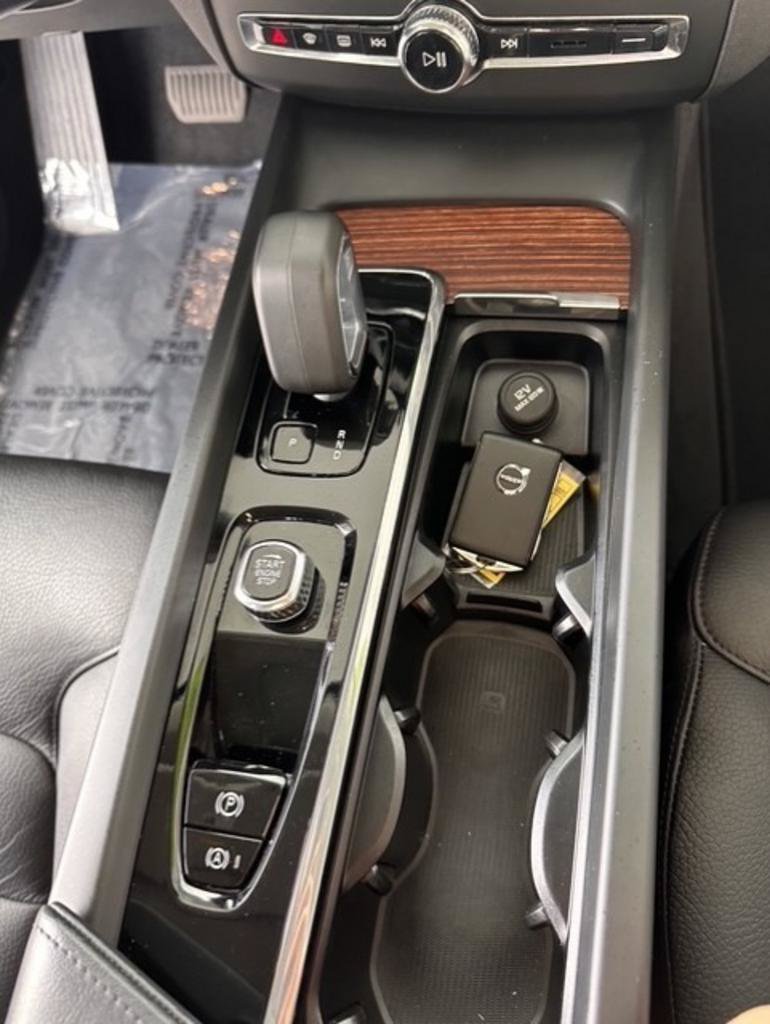 Used 2023 Volvo XC60 B5 Plus AWD/4WD image 21