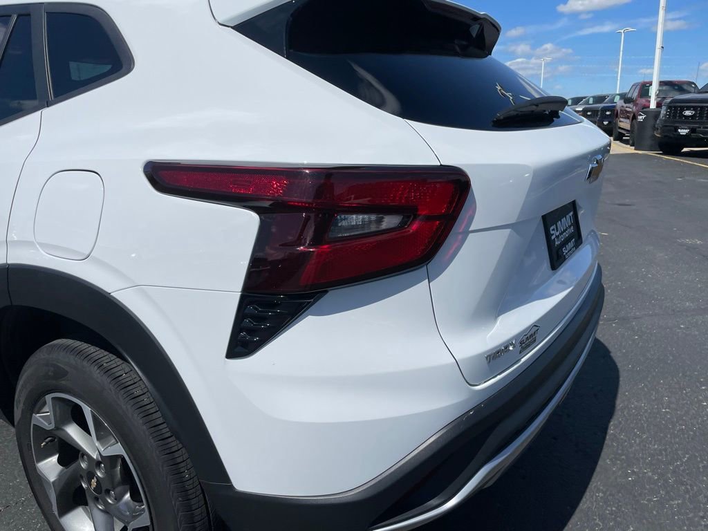 Used 2025 Chevrolet Trax LT FWD image 33