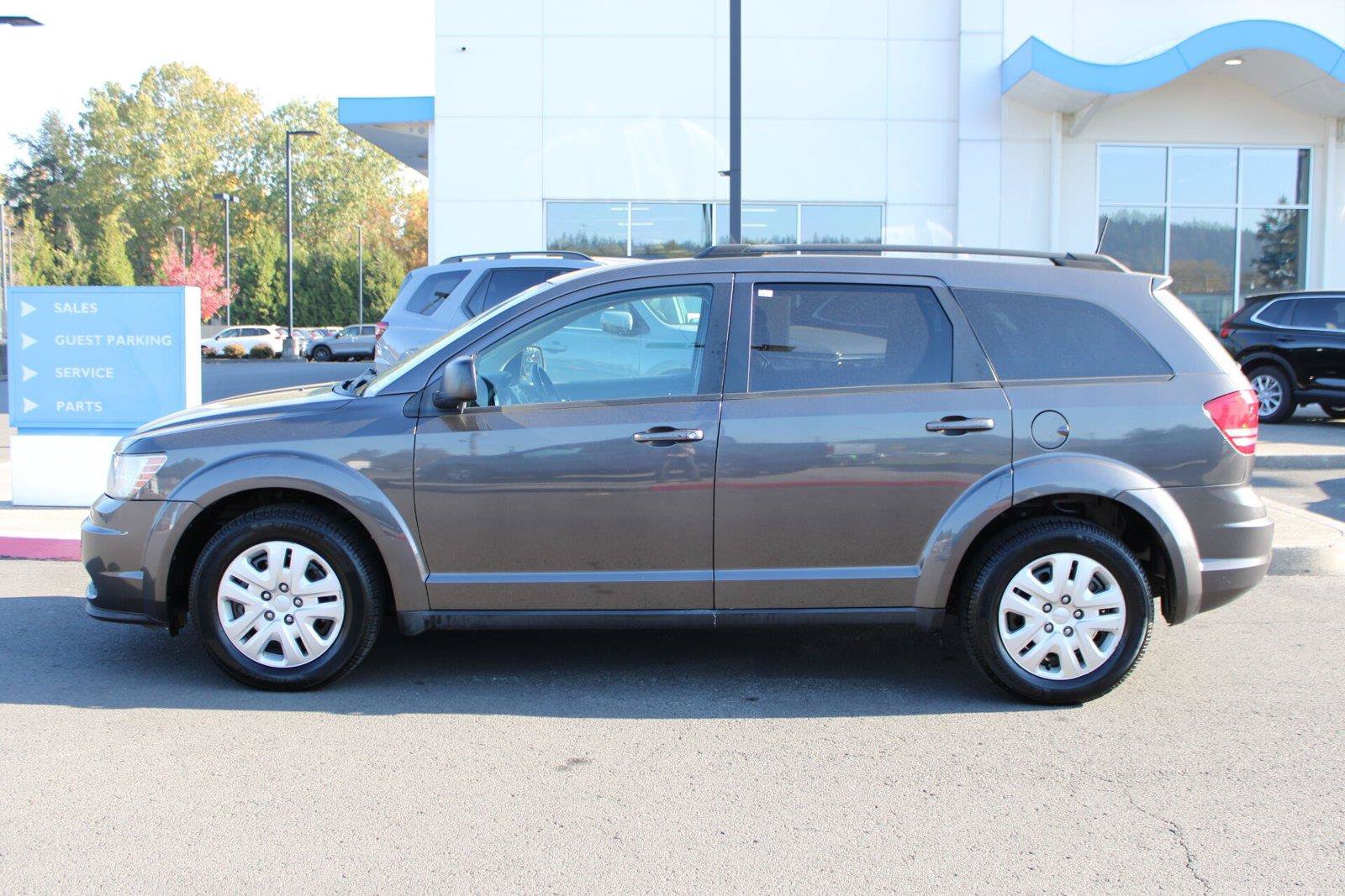 Used 2020 Dodge Journey SE w/ SE Popular Equipment Group FWD image 2