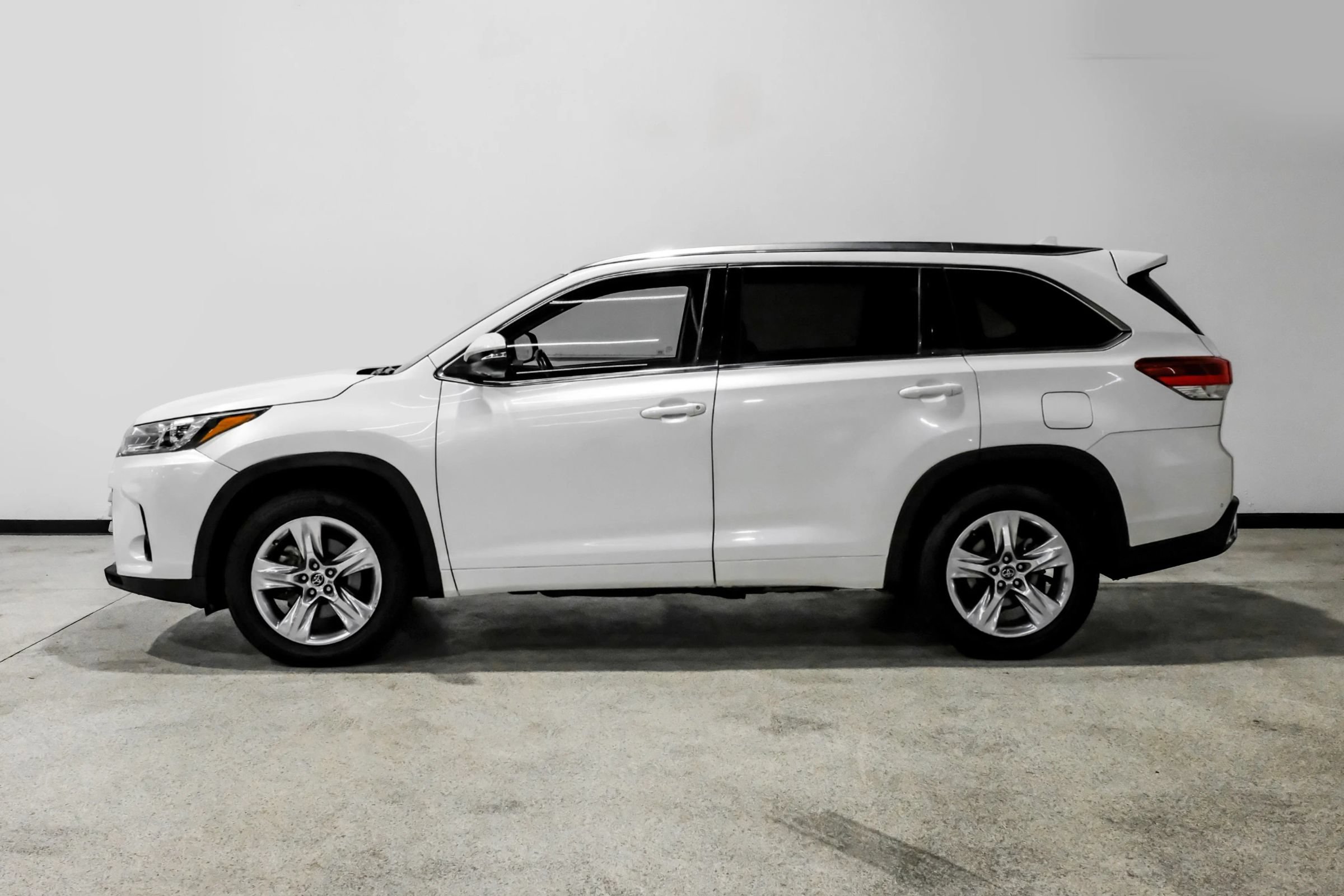 Used 2018 Toyota Highlander Limited FWD image 9