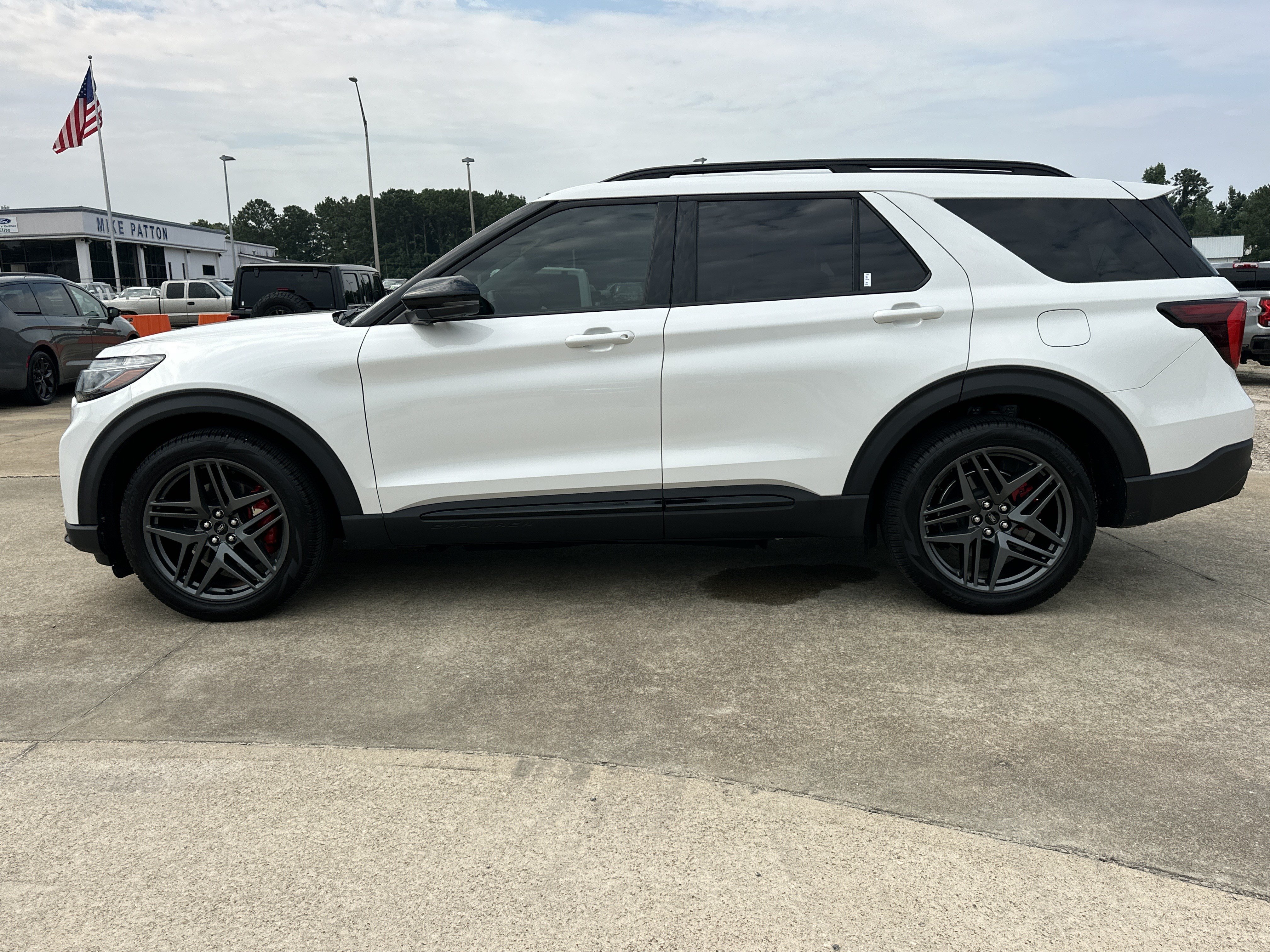 Used 2025 Ford Explorer ST AWD/4WD image 9