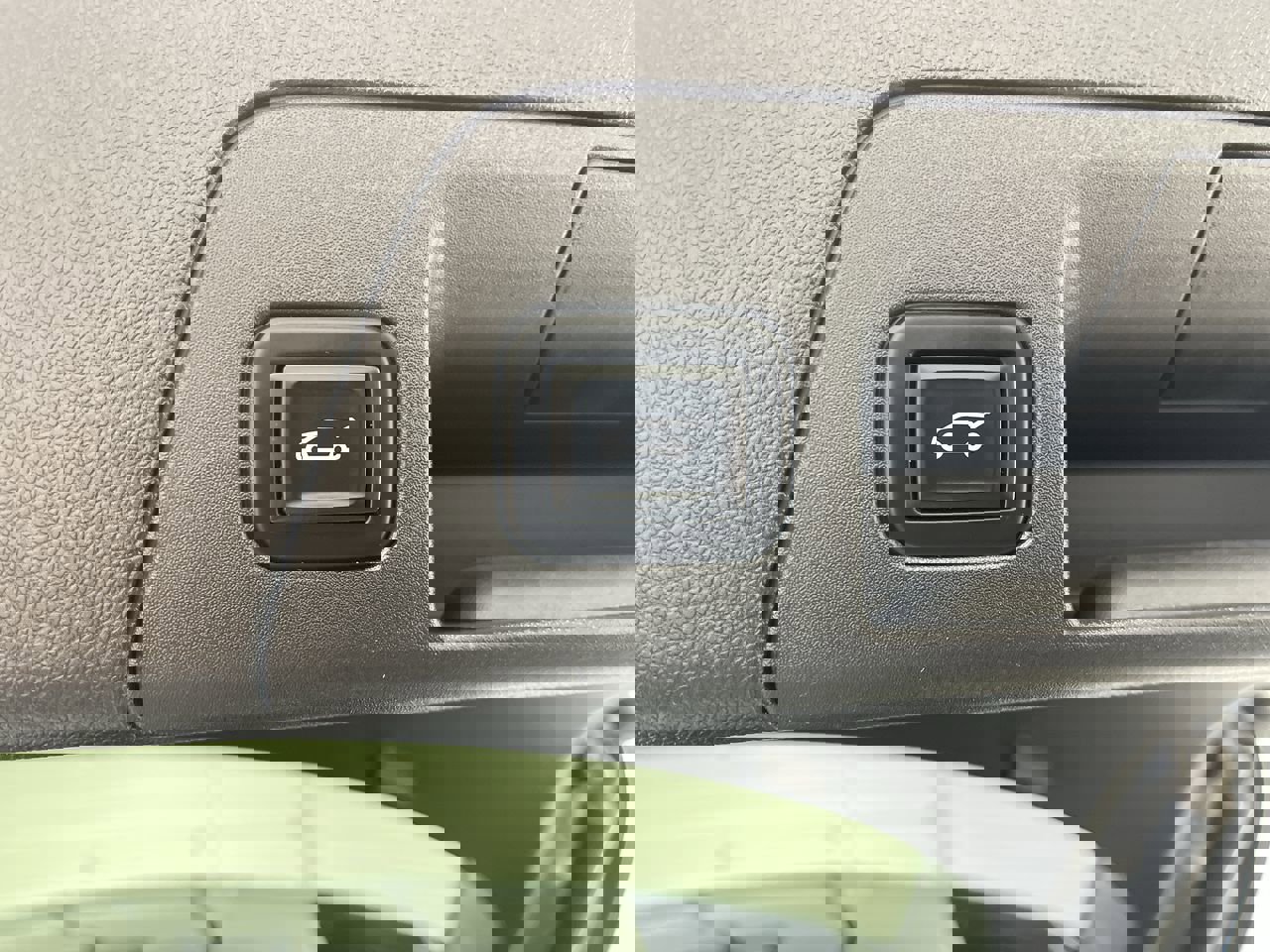 Certified 2022 Buick Envision Essence w/ Technology Package I image 32