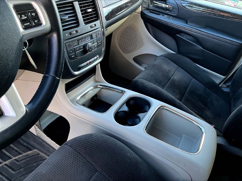 Used 2013 Dodge Grand Caravan Crew FWD image 20