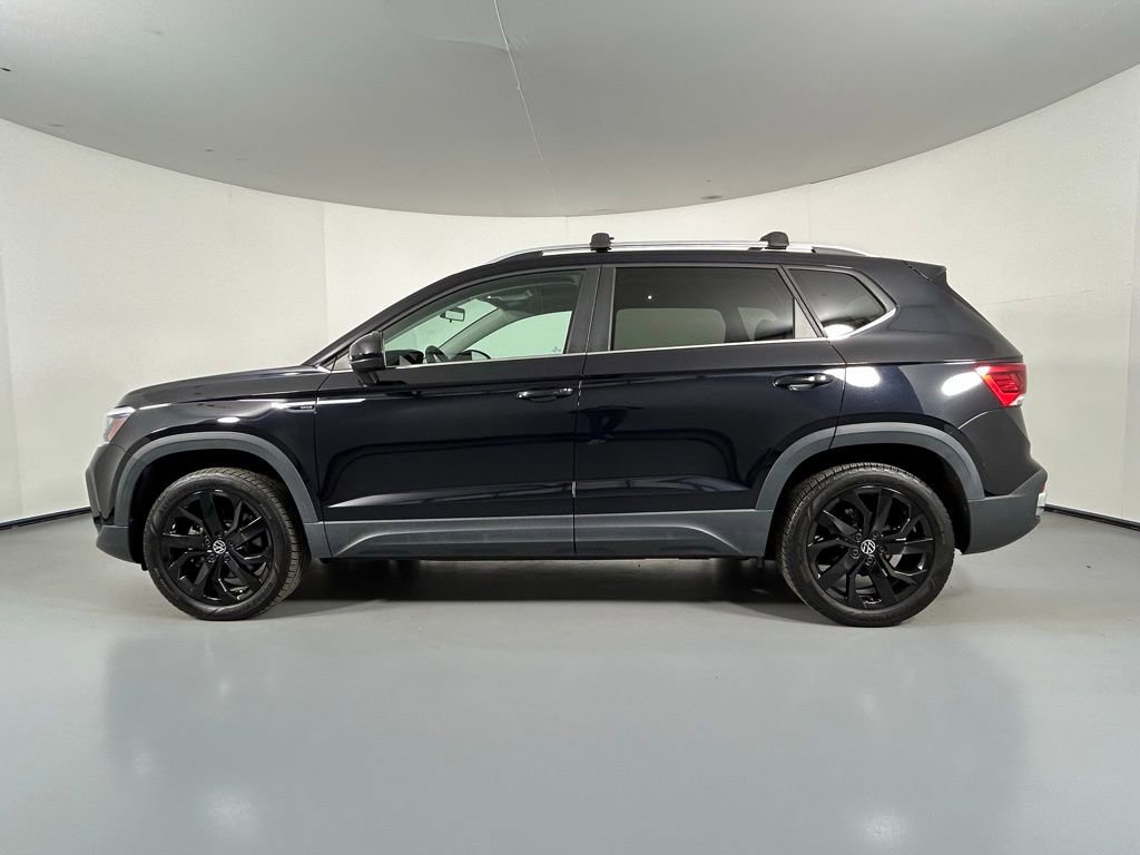 Used 2022 Volkswagen Taos SE w/ Panoramic Sunroof Package FWD image 4