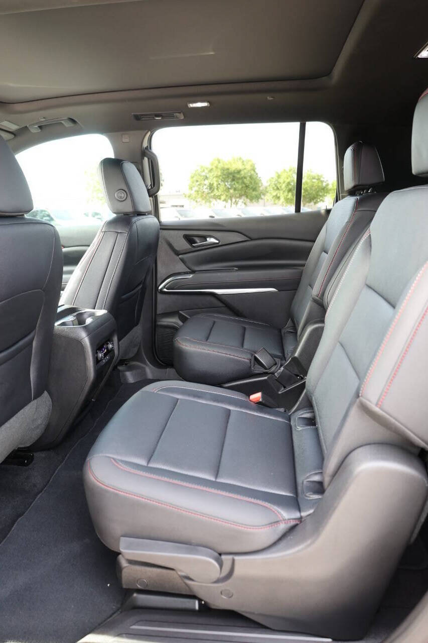 Used 2025 Chevrolet Traverse Z71 AWD/4WD image 16