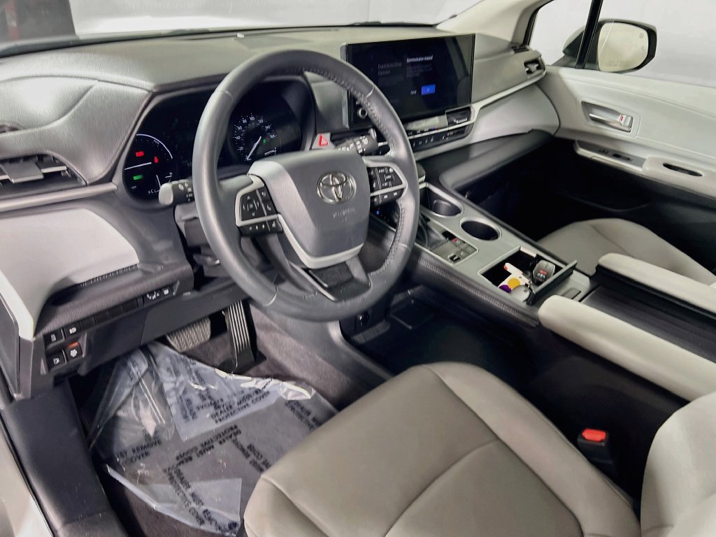Certified 2025 Toyota Sienna XLE FWD image 9