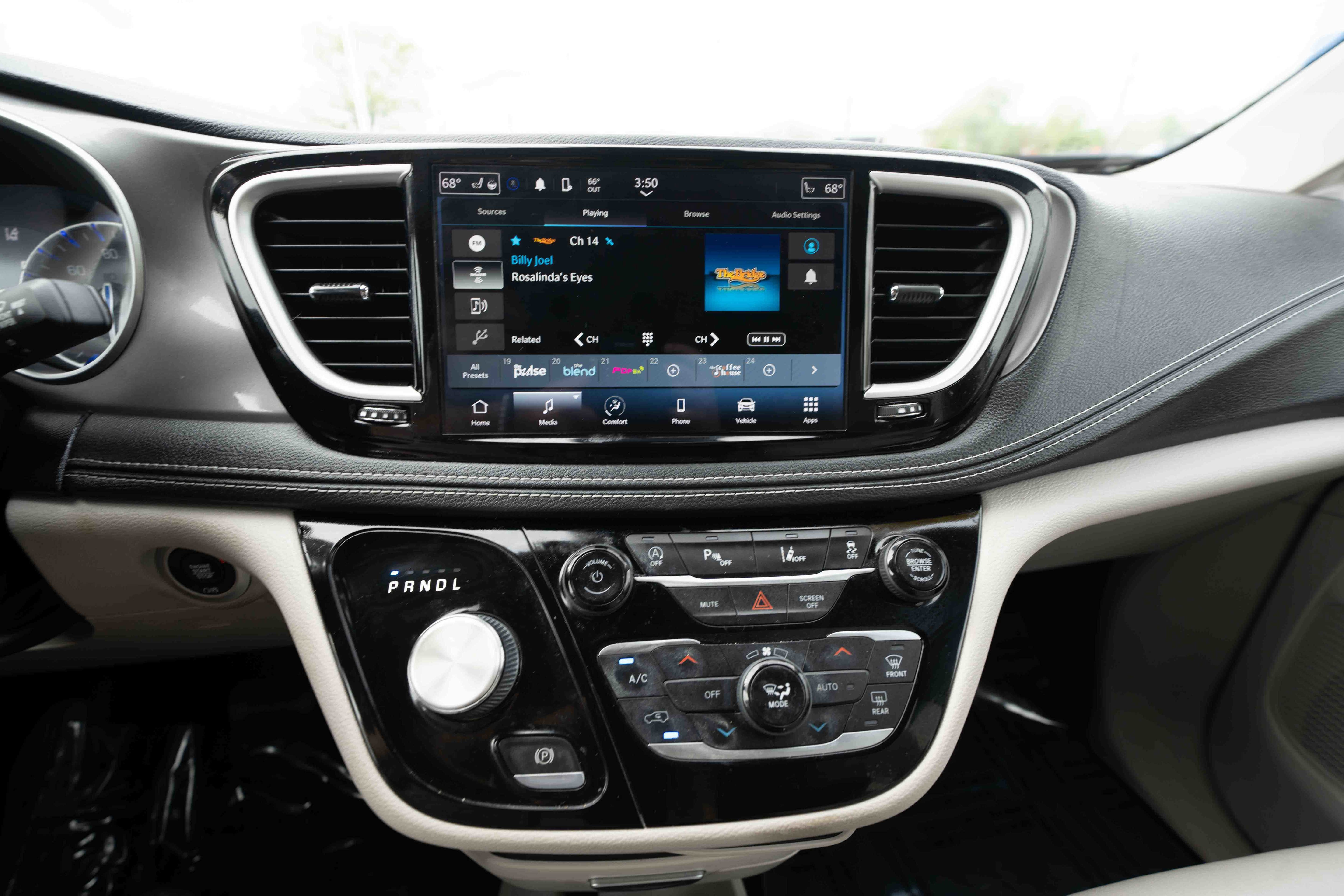 Used 2021 Chrysler Pacifica Touring-L FWD image 17