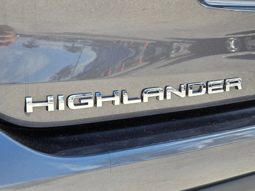 Used 2022 Toyota Highlander LE image 16