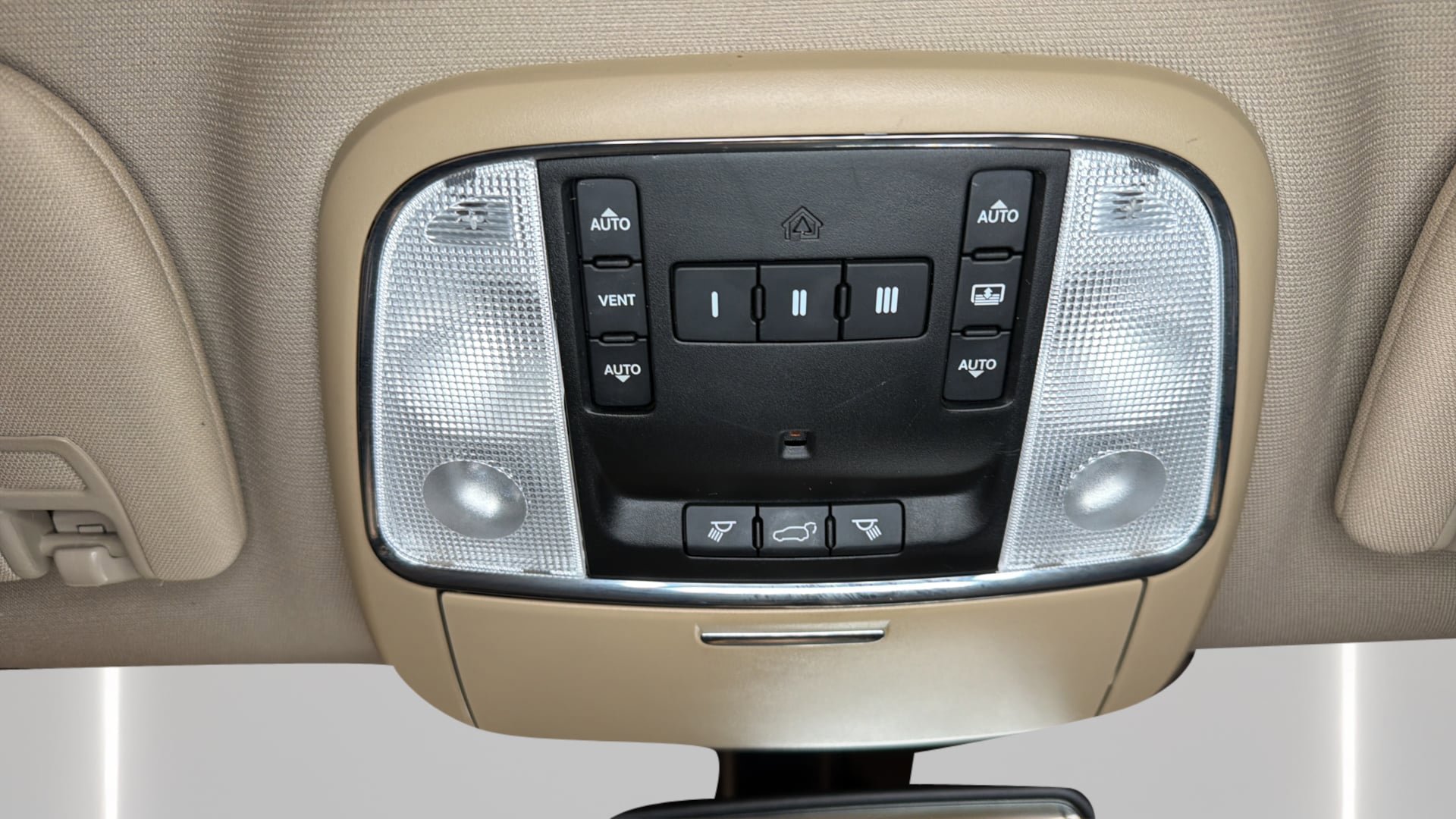 Used 2015 Jeep Grand Cherokee Overland RWD image 18