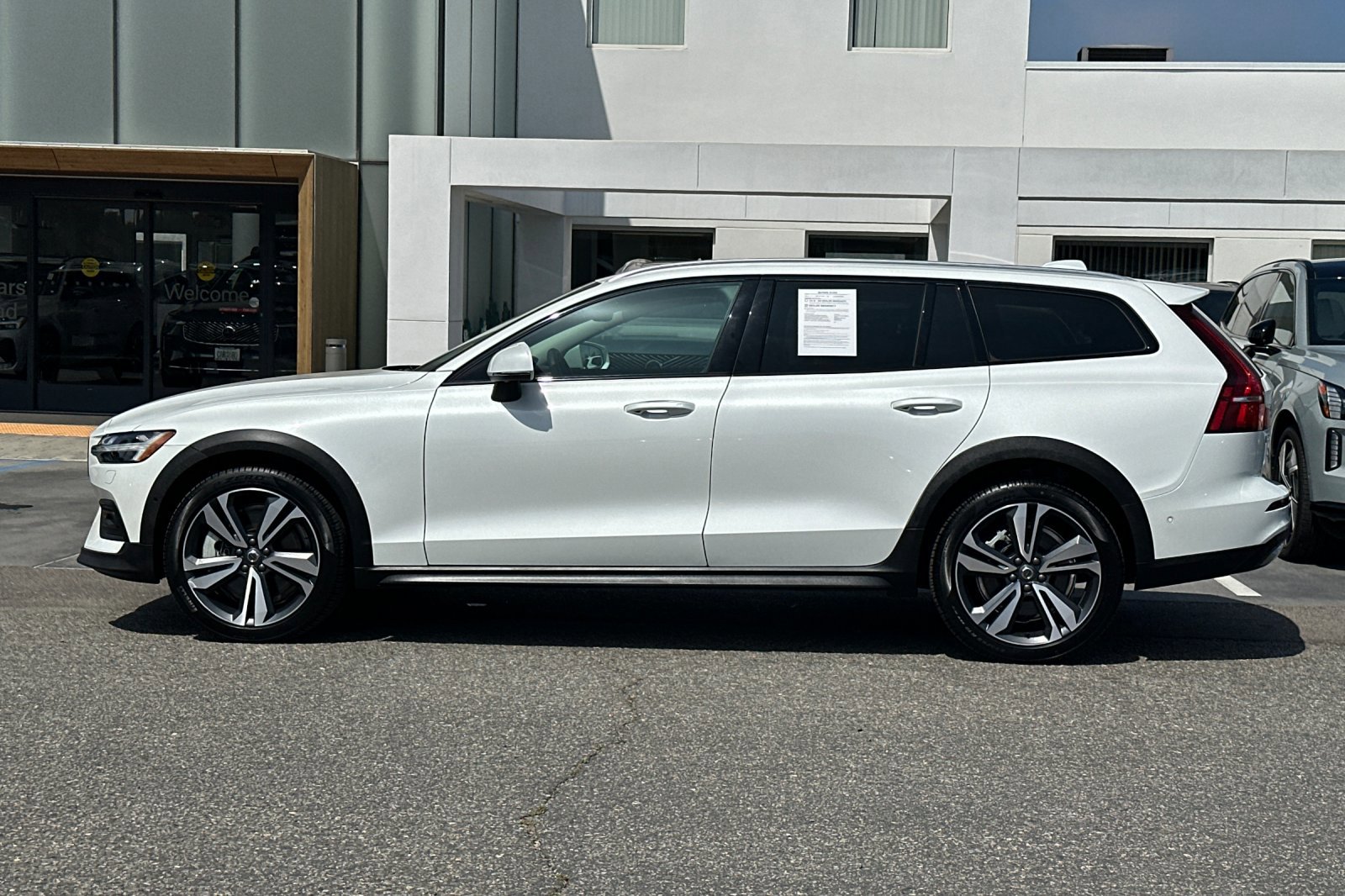 Certified 2025 Volvo V60 B5 Cross Country Plus image 7