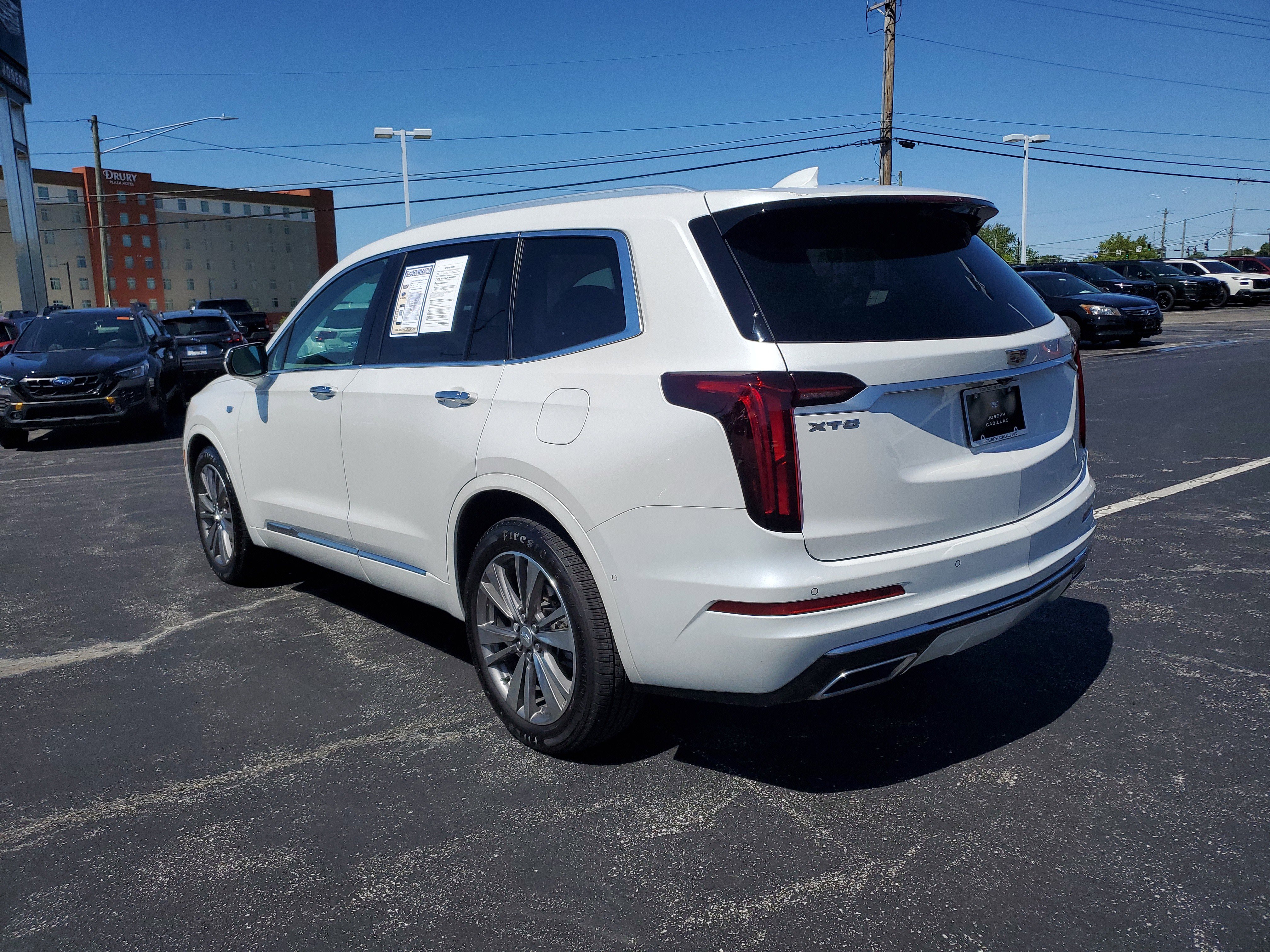 Used 2021 Cadillac XT6 Premium Luxury FWD image 2