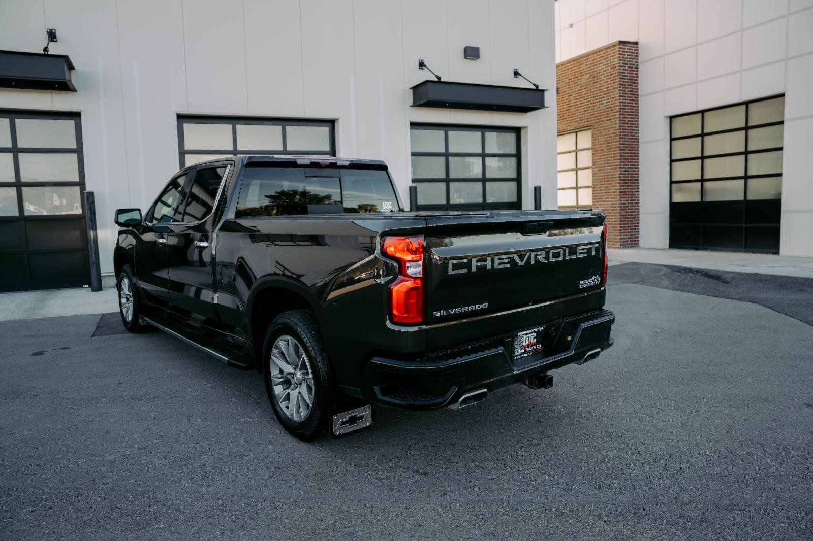 Used 2021 Chevrolet Silverado 1500 High Country w/ Technology Package image 5