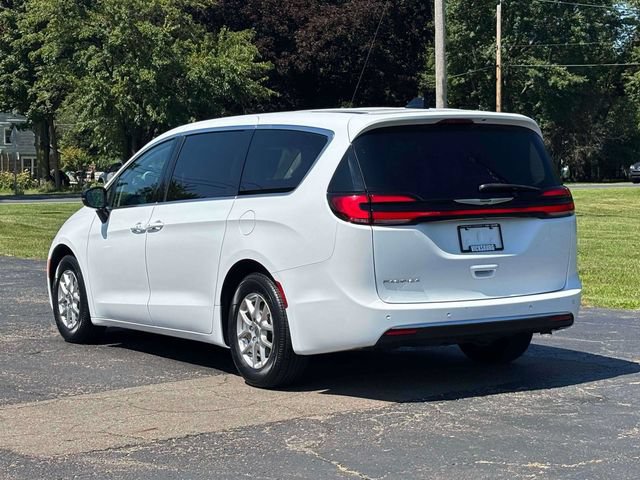 Used 2024 Chrysler Pacifica Touring-L FWD image 2