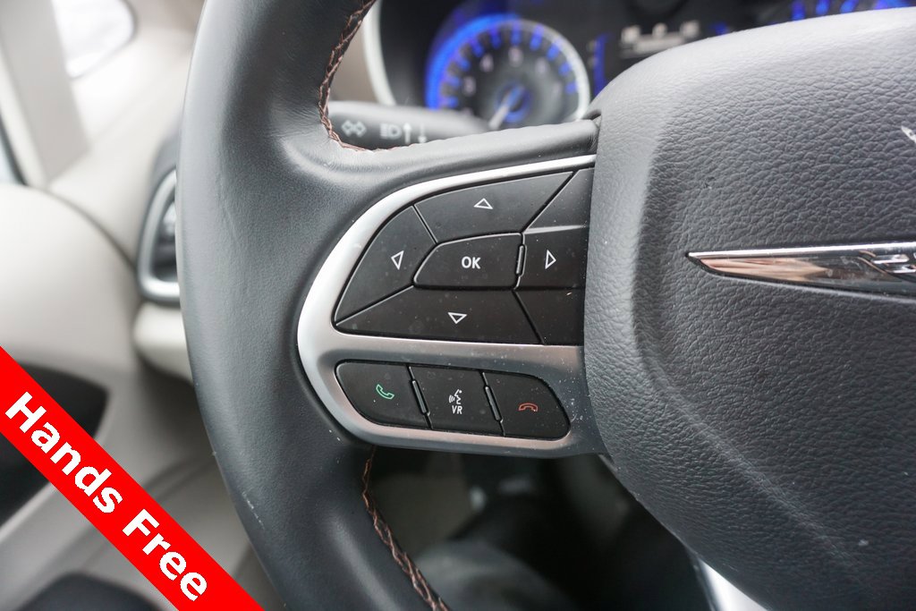 Used 2018 Chrysler Pacifica Touring-L w/ Tire & Wheel Group image 4