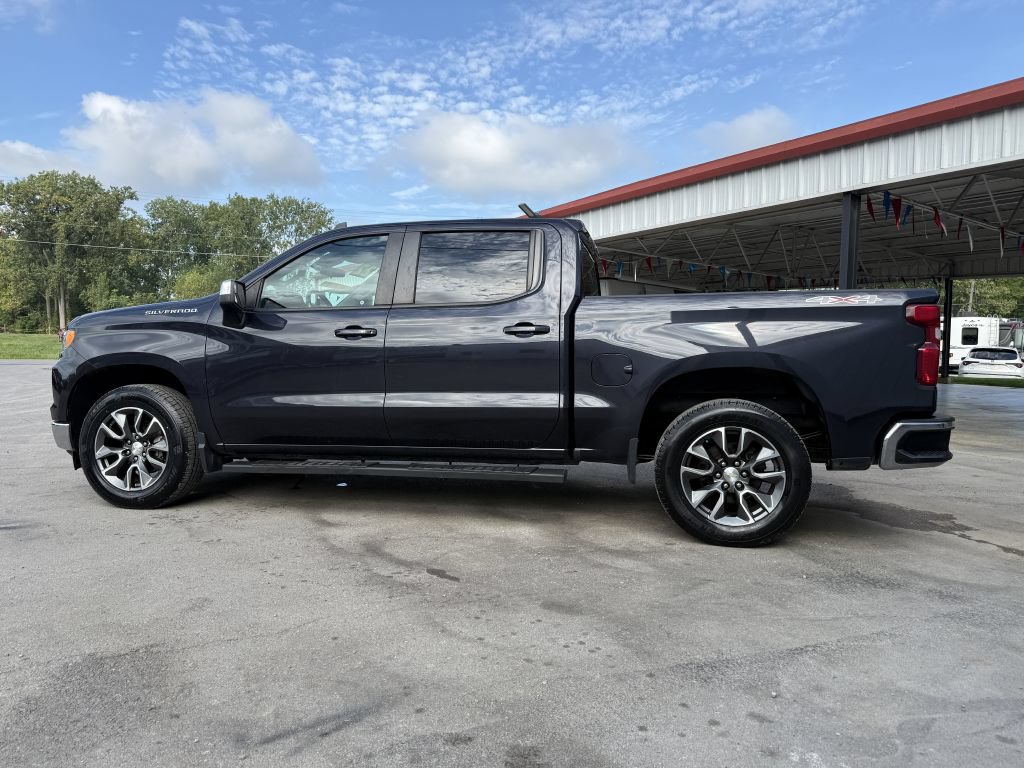 Used 2022 Chevrolet Silverado 1500 LT AWD/4WD image 9