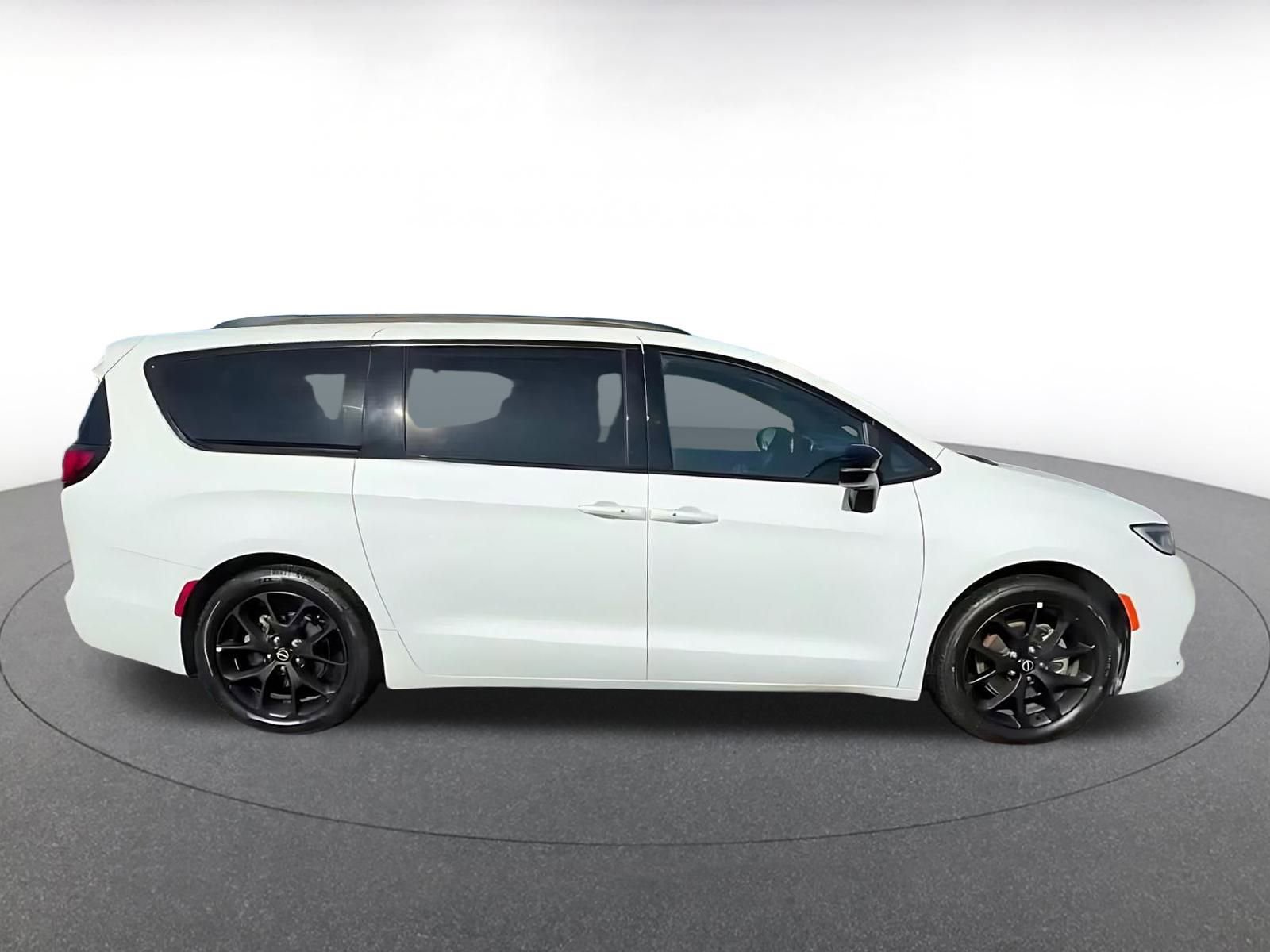 Used 2025 Chrysler Pacifica Limited image 16