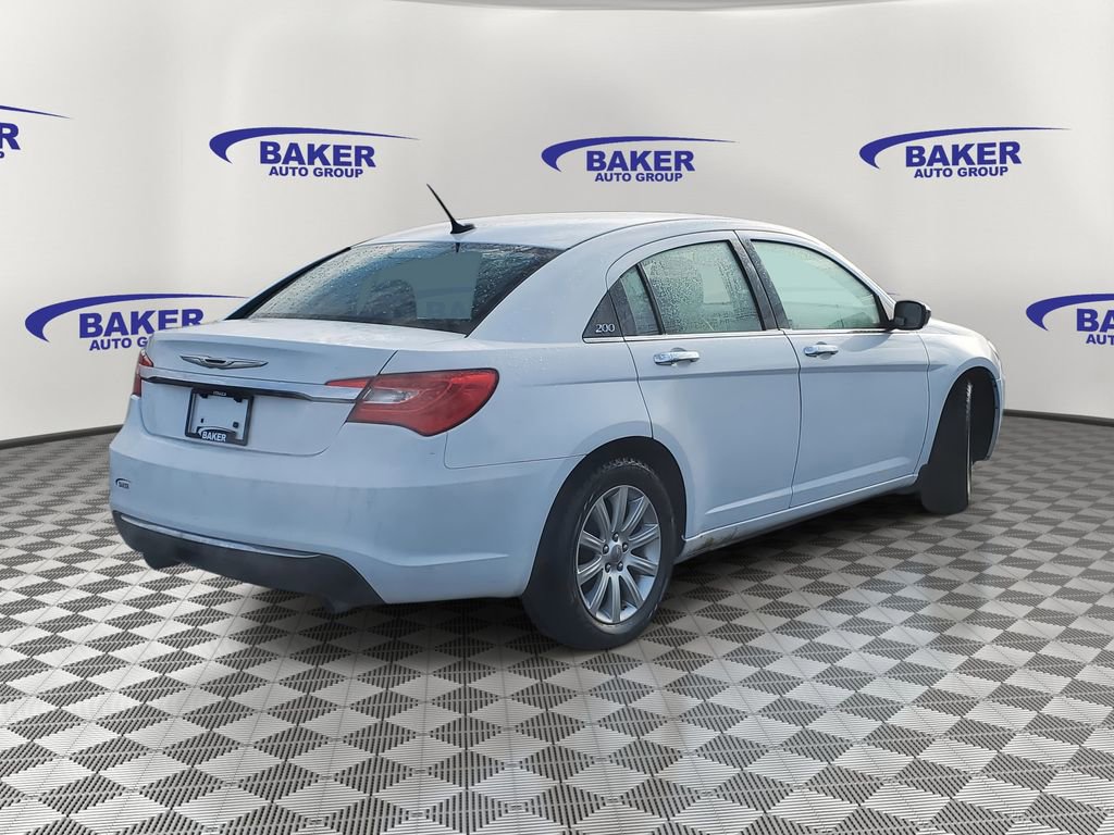 Used 2013 Chrysler 200 Limited FWD image 2