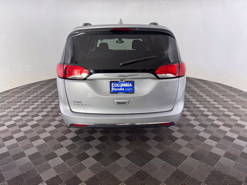 Used 2018 Chrysler Pacifica Touring-L FWD image 6