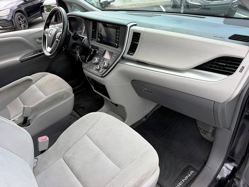 Used 2019 Toyota Sienna L FWD image 18