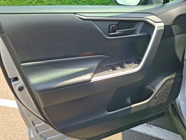Used 2019 Toyota RAV4 LE w/ Carpet Mat Package AWD/4WD image 12