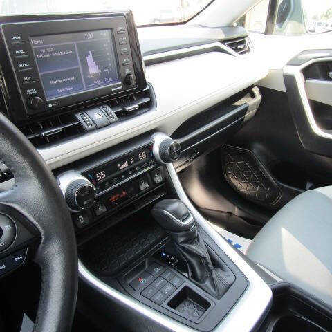 Used 2021 Toyota RAV4 XLE Premium image 11