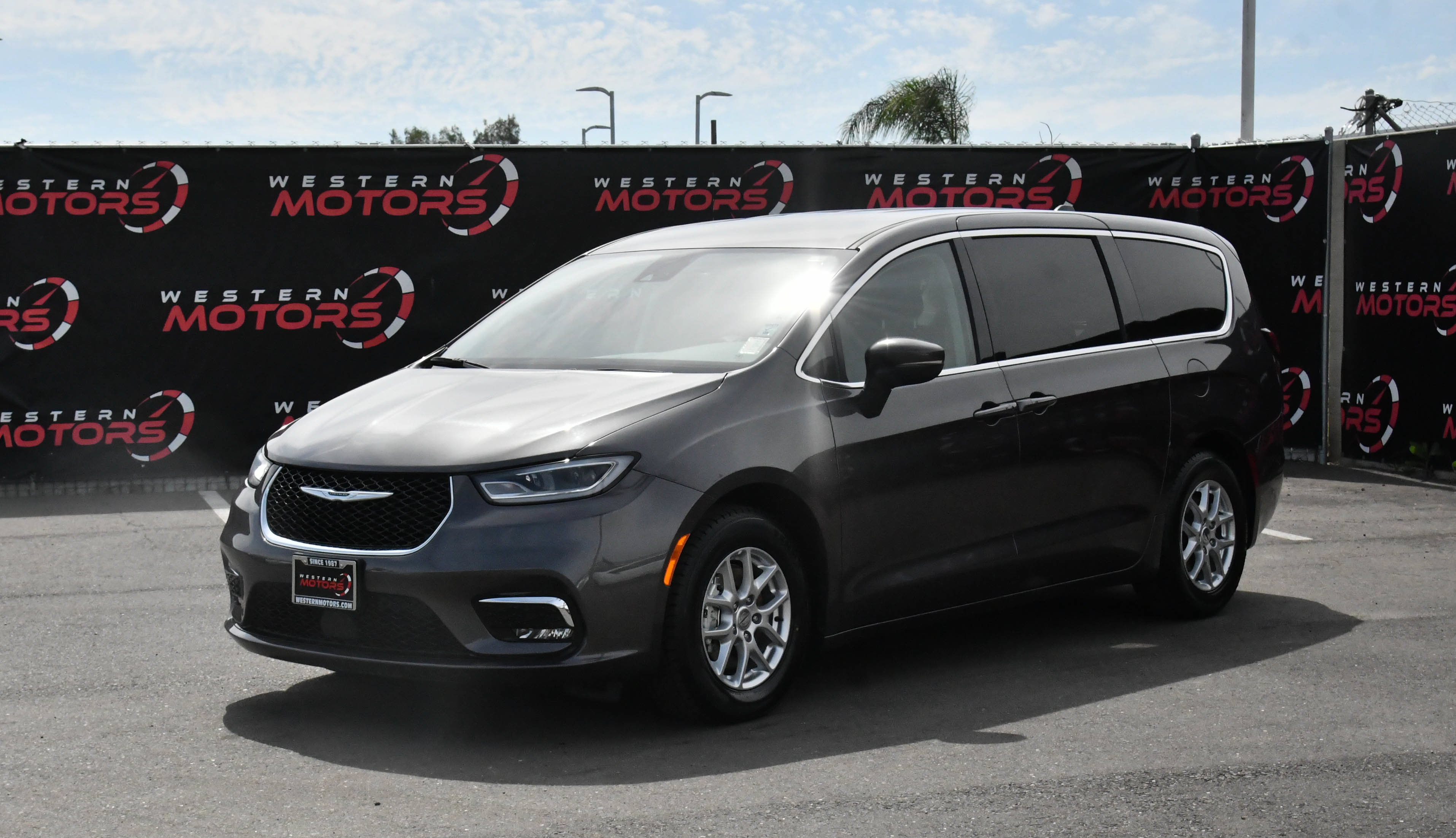 Used 2023 Chrysler Pacifica Touring-L FWD image 3