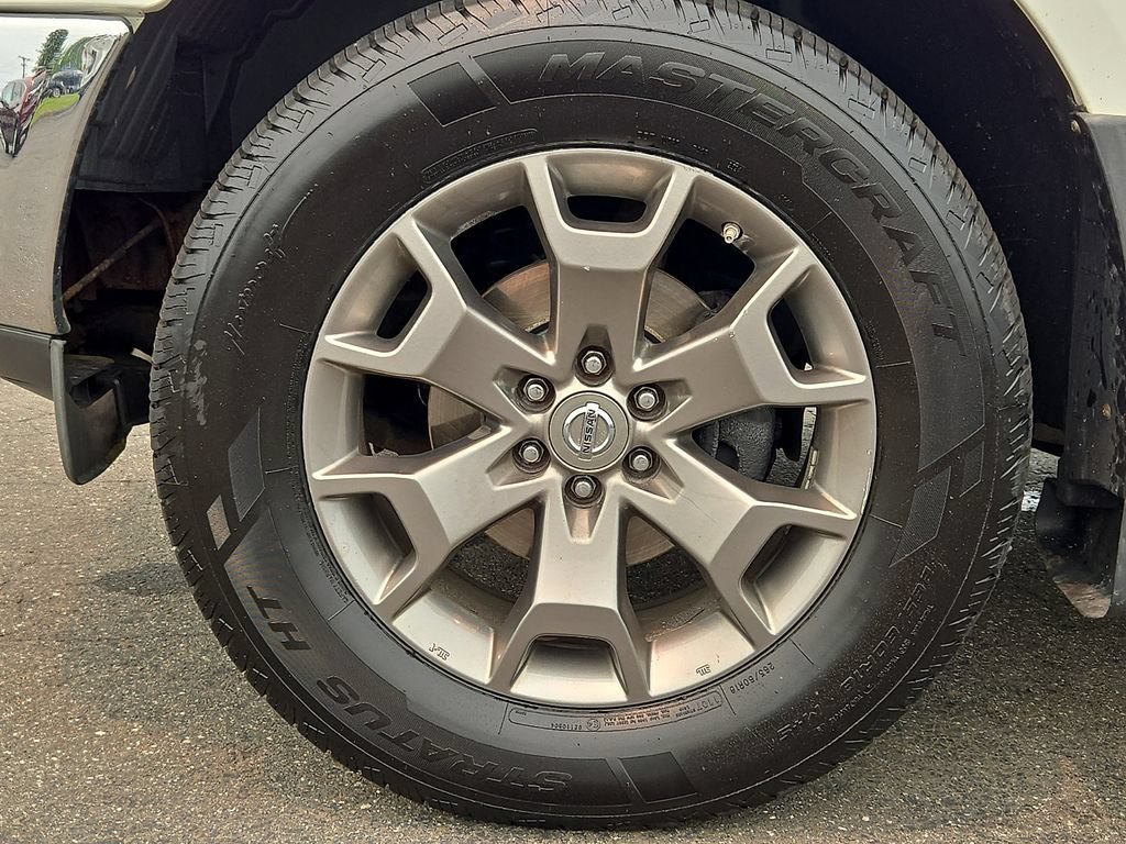 Used 2016 Nissan Frontier SL w/ Moonroof Package AWD/4WD image 9