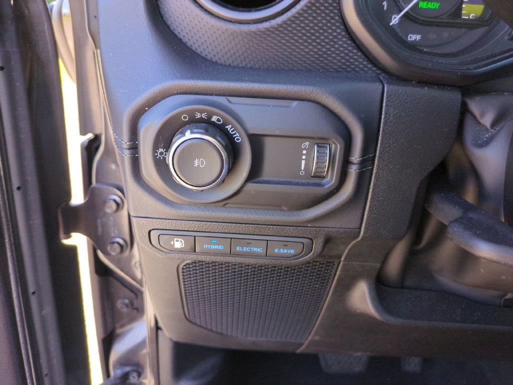 Used 2024 Jeep Wrangler Unlimited Rubicon 4xe AWD/4WD image 17