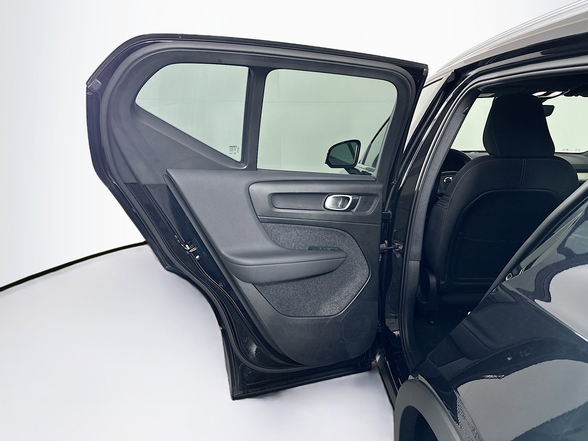 Used 2024 Volvo XC40 B5 Core image 27