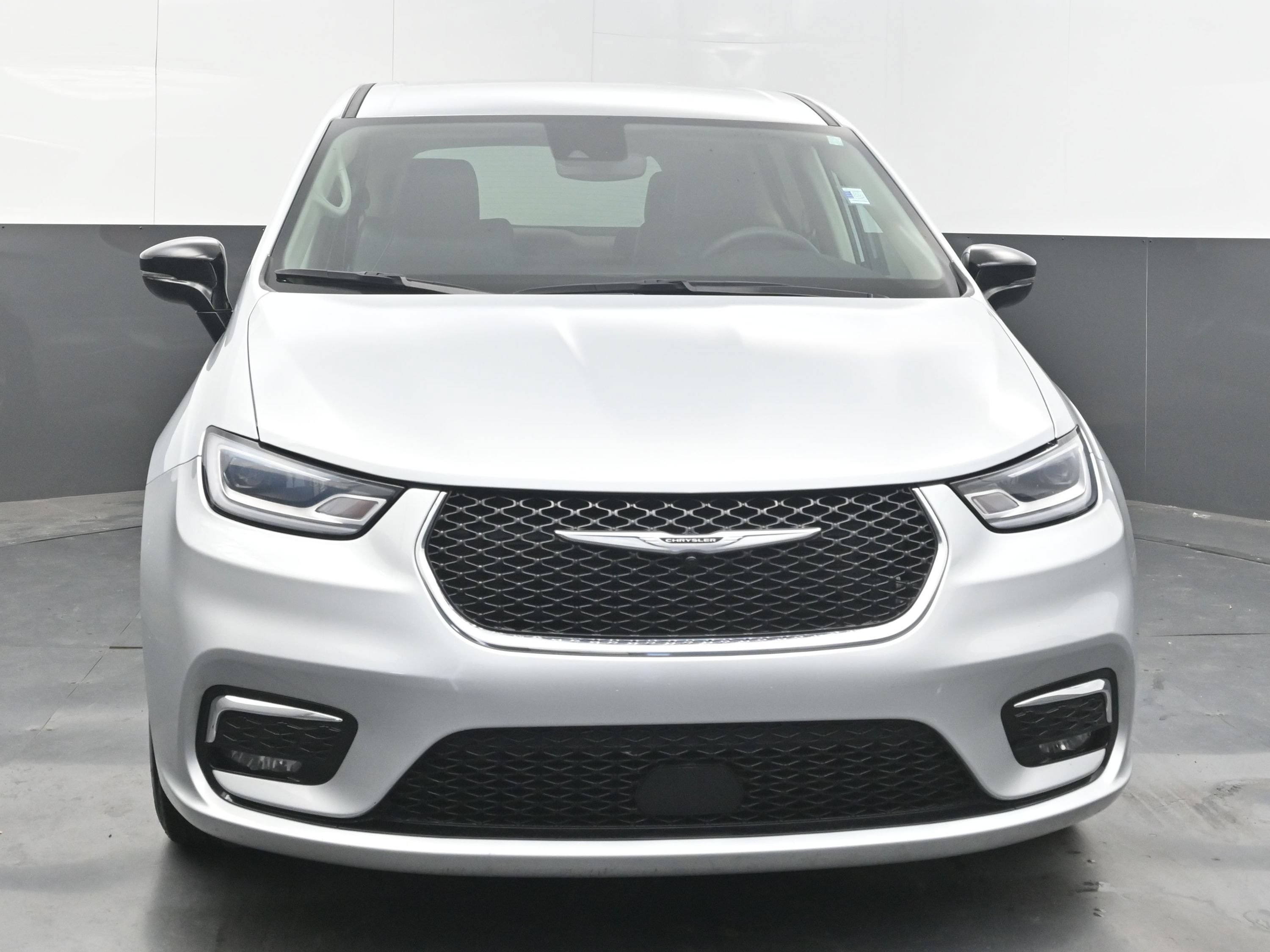 Used 2024 Chrysler Pacifica Touring-L FWD image 3