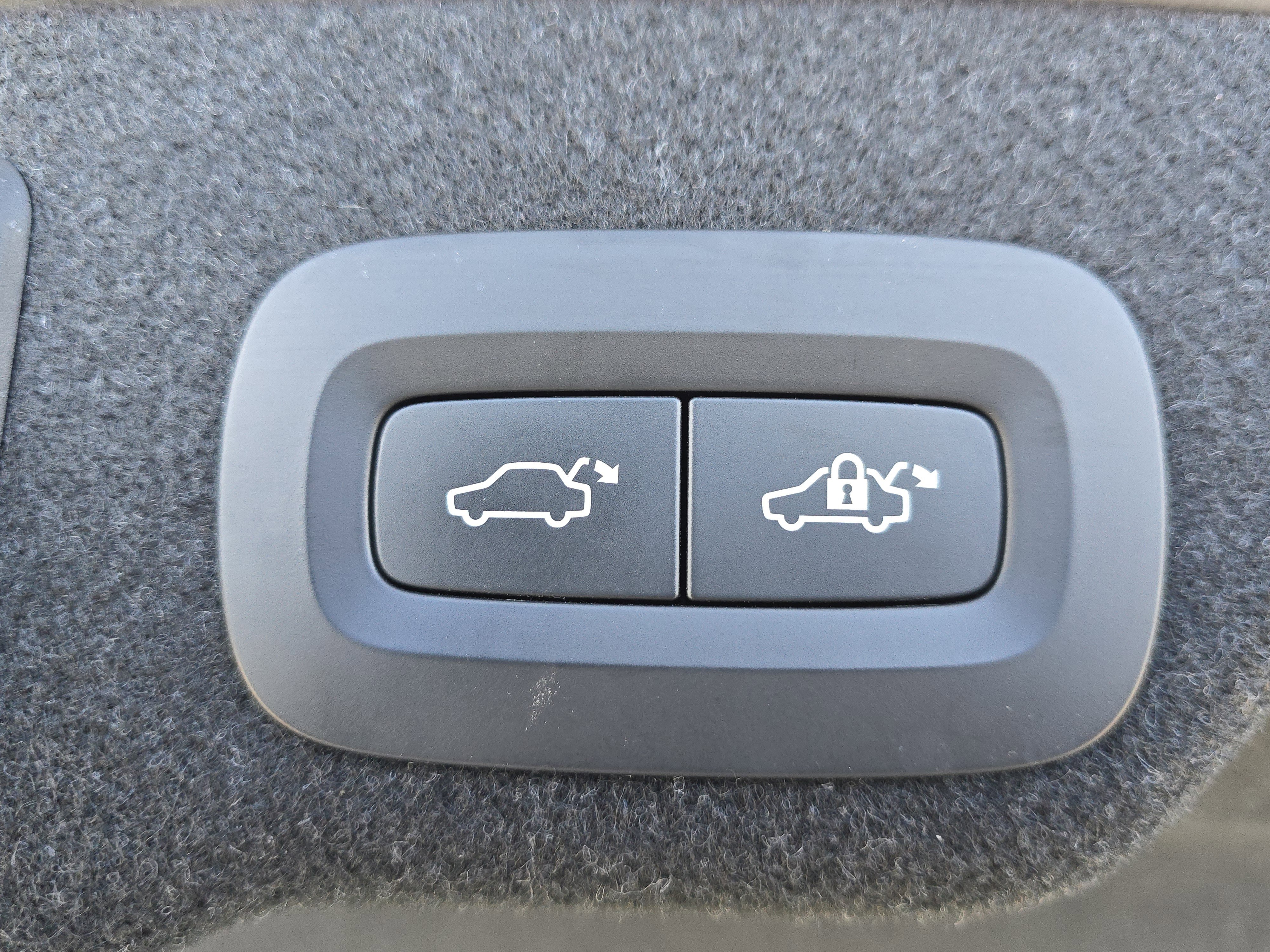 Used 2020 Volvo S90 T8 Inscription image 17