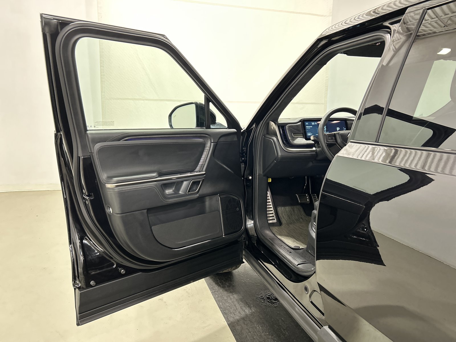 Used 2024 Rivian R1T Adventure AWD/4WD image 16