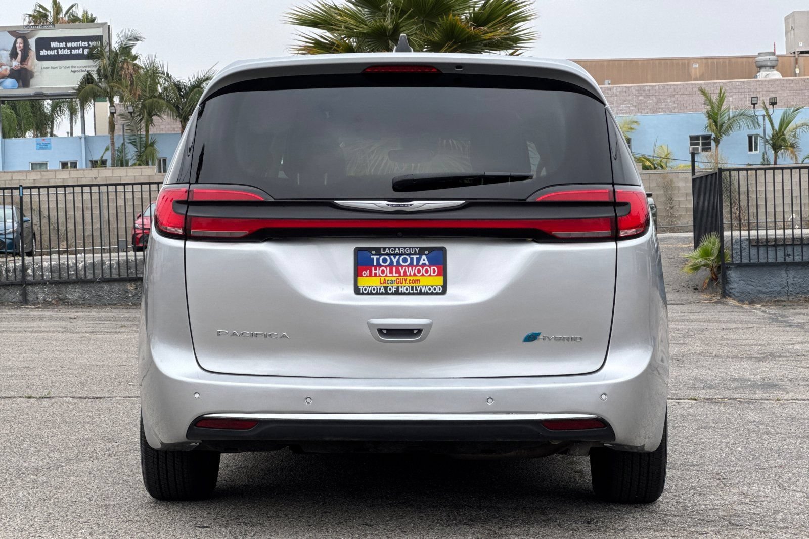 Used 2023 Chrysler Pacifica Touring-L FWD image 5
