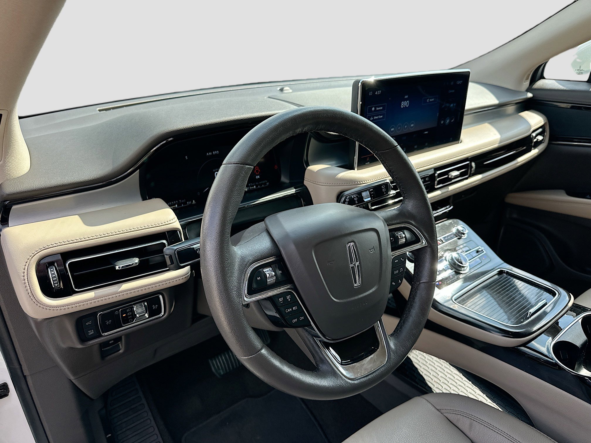 Used 2022 Lincoln Nautilus FWD w/ Premium Package image 9