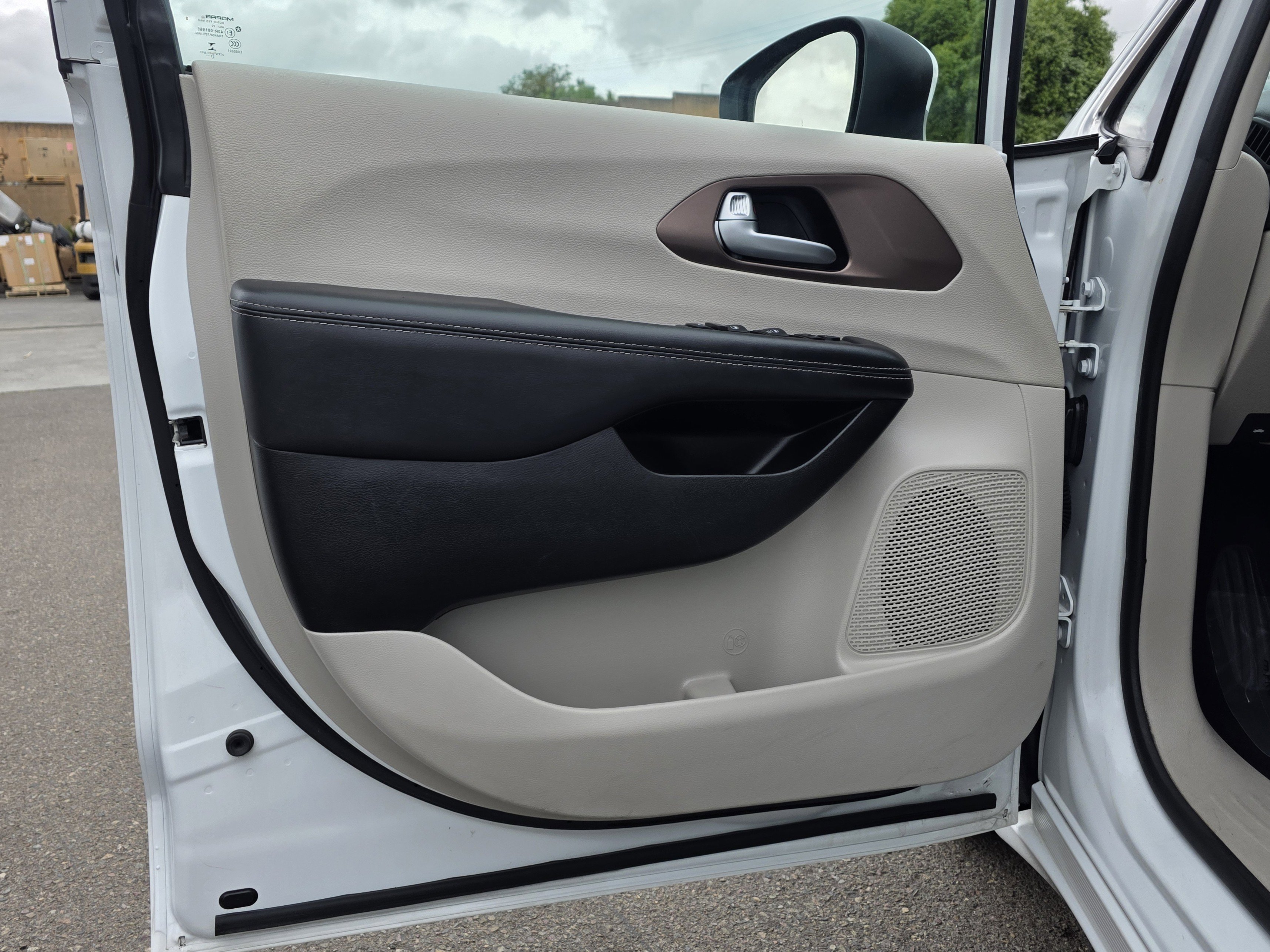 Certified 2023 Chrysler Voyager LX image 11