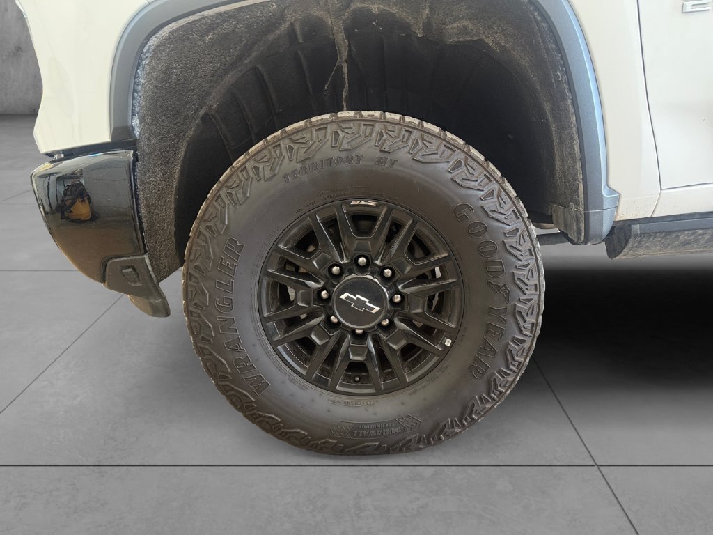 Used 2025 Chevrolet Silverado 2500 ZR2 w/ Technology Package AWD/4WD image 9