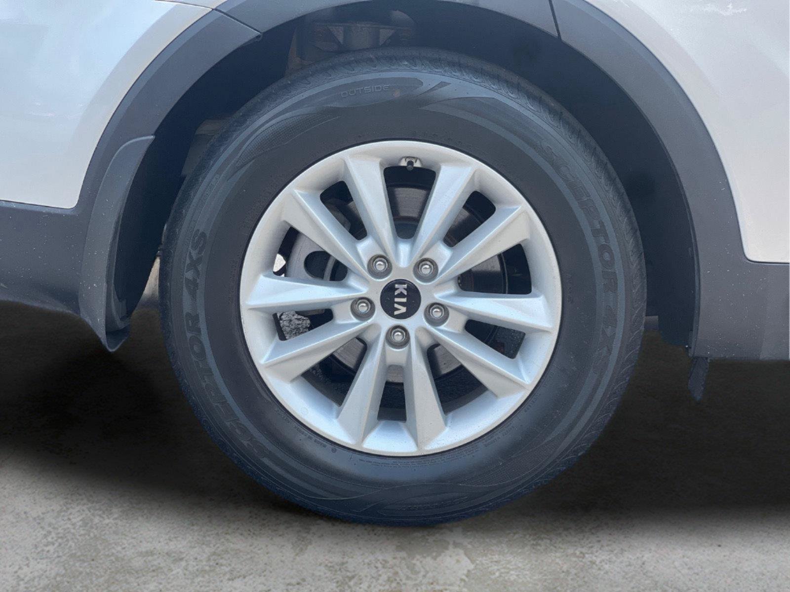 Used 2020 Kia Sorento LX FWD image 25