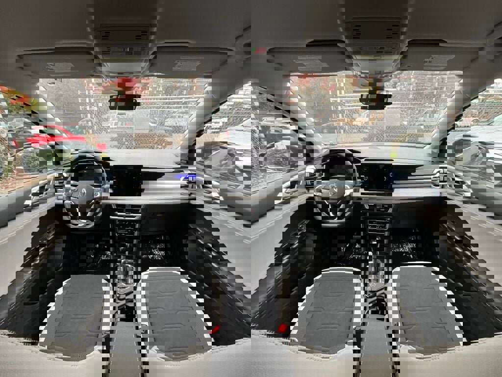 New 2025 Volkswagen Taos SE image 15