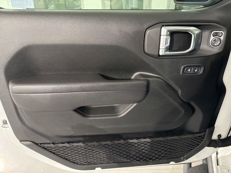 Used 2022 Jeep Gladiator Willys image 16