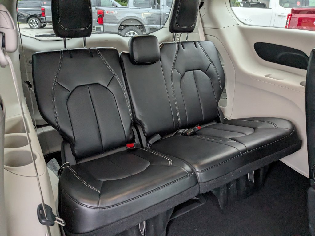 Used 2024 Chrysler Pacifica Touring-L FWD image 18