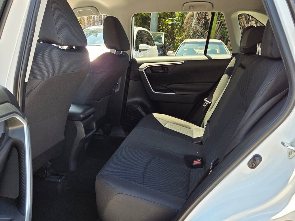 Used 2019 Toyota RAV4 LE FWD image 11