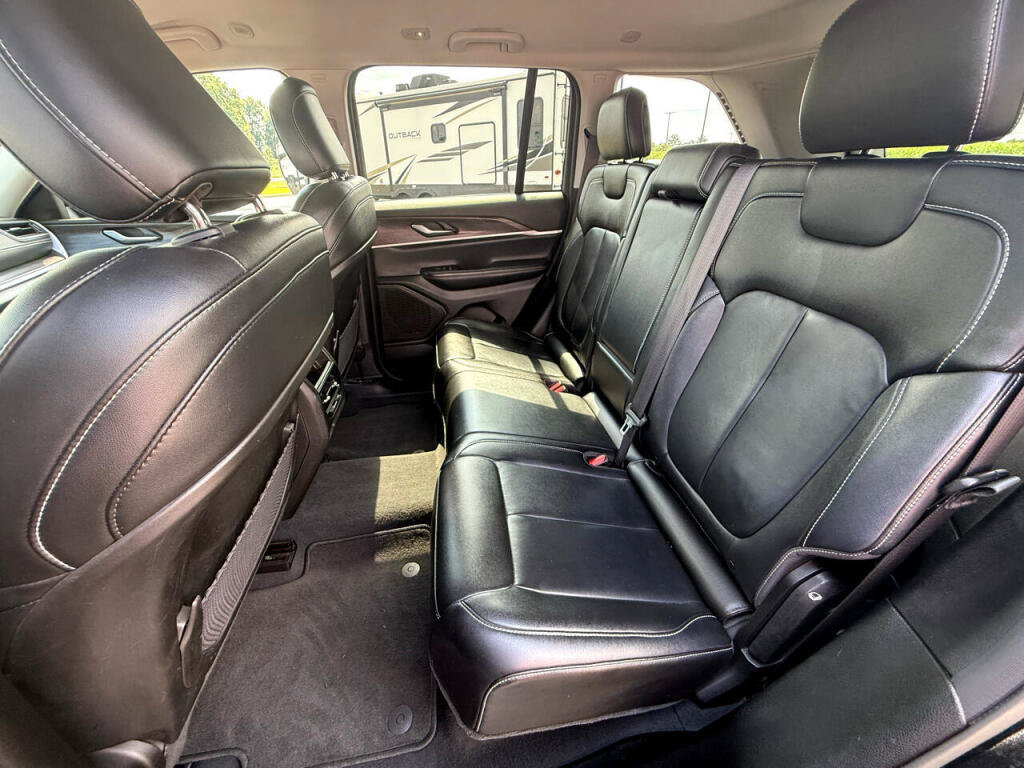 Used 2023 Jeep Grand Cherokee Limited AWD/4WD image 14